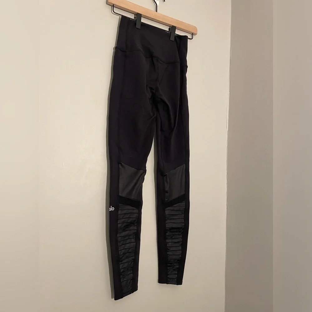 ALO Yoga black leggings size extra small leggings in great condition - Picture 1 of 6